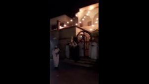 سعودي يطلق الرصاص ابتهاجاً فيصيب ” عقال ” العريس و ينجو بأعجوبة