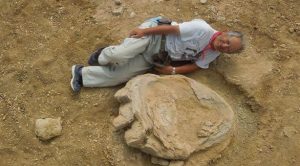 العثور على أثر ضخم لقدم ” ديناصور ” في منغوليا