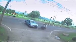 بالفيديو .. وفاة امرأة تايلندية بحادث سير و جسم غريب يخرج منها