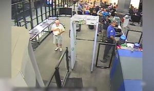 بالفيديو .. مختل يهاجم ضباط الأمن في مطار أمريكي قبل أن يردوه قتيلاً