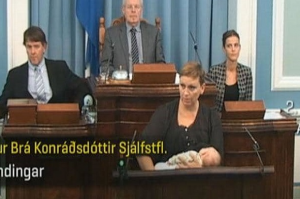 في سابقة تاريخية .. برلمانية آيسلندية ترضع طفلتها أثناء مخاطبة المجلس !