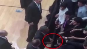لماذا يخلع أوباما خاتمه أثناء مصافحة الجماهير ؟ ( فيديو )