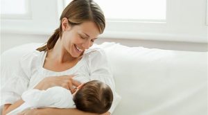 كم سعرة حرارية تحتاج الأم المرضعة يومياً ؟