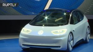 ” فولكسفاغن ” تقدم سيارتها الكهربائية في معرض باريس ( فيديو )