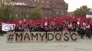 احتجاجات في بولندا ضد مساعي الحكومة تشديد القيود على عمليات الإجهاض ( فيديو )