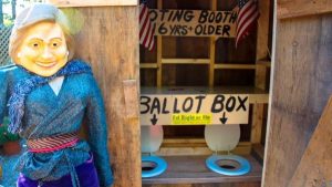 أمريكا : تحويل ” مرحاض ” بمزرعة أميركية إلى مركز للاقتراع !