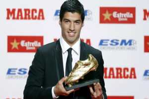هداف الدوري الإسباني لويس سواريز يتسلم جائزة ” الحذاء الذهبي “