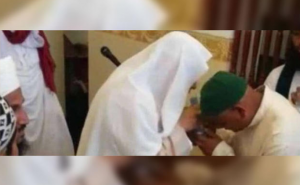 وزارة الشؤون الإسلامية السعودية تطوي قيد إمام مسجد في مكة بعد انتشار فيديو ” التبرك “