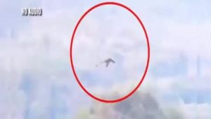 بالفيديو .. كائن ضخم يشبه التنين يحلق فوق جبال الصين