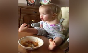 بالفيديو .. طفلة روسية تطعم نفسها بـ ” قدميها “