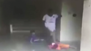تايلند : رجل يهاجم طفلاً بوحشية بعدما ظن أنه ضرب ابنه ( فيديو )