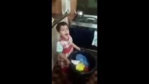 بالفيديو .. أم سعودية تتفاخر بضرب ابنها ساعة كاملة بسبب ” حبها للنظافة ” !