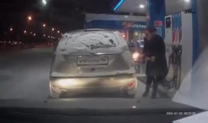 بالفيديو .. احتراق سيارة في محطة وقود روسية بسبب حماقة ارتكبتها سائقتها