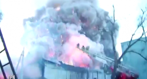بالفيديو .. هذا ما يحدث عند انفجار مصنع للألعاب النارية