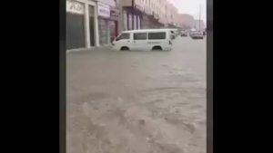 قطر : أمطار غزيرة تغرق أحياء و شوارع عدة في الدوحة و مناطق أخرى ( فيديو )