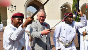 بالصور .. الأمير البريطاني تشارلز يرقص بالسيف في سلطنة عمان