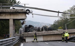 بالفيديو .. لحظة انهيار جسر فوق السيارات في إيطاليا