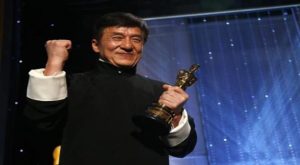 بعد خمسة عقود و 200 فيلم .. النجم الصيني جاكي شان يفوز بجائزة ” أوسكار “