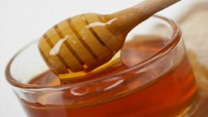 6 فوائد ستجعلك حريصاً على تناول ” العسل الخام “