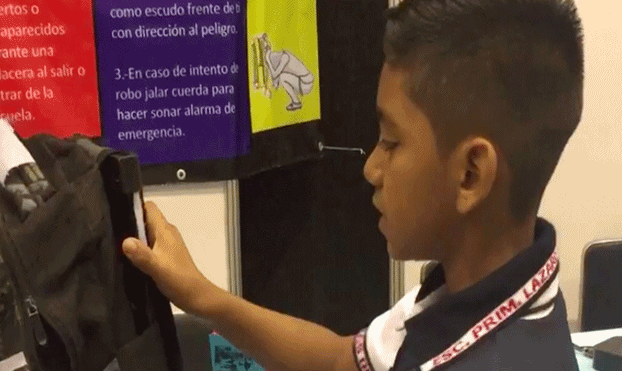 بالفيديو .. طفل مكسيكي يخترع حقيبة ظهر مضادة للرصاص