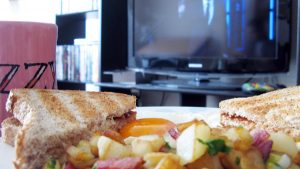 دراسة تحذر من تناول الطعام أثناء مشاهدة التلفزيون