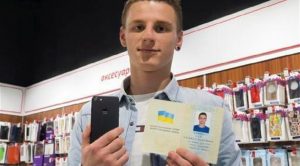 أوكراني يغير اسمه إلى ” آي فون 7 ” ليحصل عليه مجاناً !