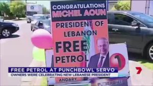 بالفيديو .. لبنانيون في أستراليا يوزعون الوقود مجاناً احتفالاً  بـ ” عون “