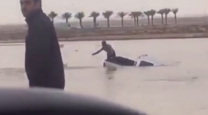 السعودية : انتشال جثة وافد احتجز داخل سيارة غرقت في مجرى للسيول بالرياض