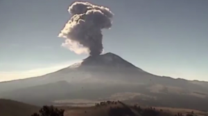 بالفيديو .. لحظة ثوران بركان وسط المكسيك