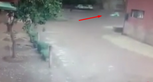 بالفيديو .. امرأة تنزانية تتحول إلى كتلة من اللهب بعدما ضربتها صاعقة