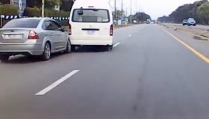 بالفيديو .. مقتل شخص في حادث اصطدام سيارة بحافلة صغيرة في تايلند