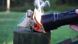” فلاش تورتش ” .. مصباح يدوي يشعل النيران و يمكن تحضير الطعام عليه ( فيديو )