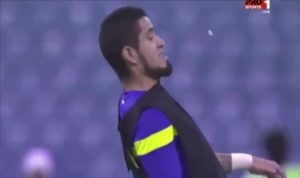 بالفيديو .. لاعب نادي النصر السعودي يحول ” العلكة ” إلى كرة !