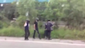 بالفيديو .. راكبو دراجات يهاجمون شاباً بالسيوف في تايلند