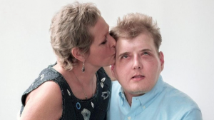 بالفيديو .. أمريكية تلتقي بـ ” وجه ابنها ” بعد مرور عام على وفاته