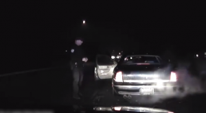 أمريكا : متهم يحاول الهرب من داخل صندوق سيارة شرطة ( فيديو )