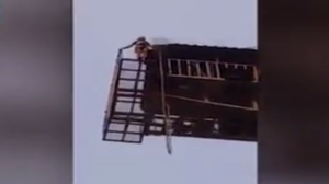 بالفيديو .. نجاة امرأة كورية بأعجوبة بعد انقطاع حبل ” البنجي ” من ارتفاع 140 قدماً