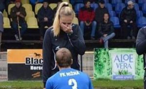 لاعب كرة قدم سلوفاكي يعرض على الحكم الزواج