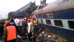 91 قتيلاً بانحراف قطار عن مساره في الهند ( فيديو )