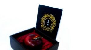 شركة يابانية تبيع تفاحة ” تساعد على الحب ” بمئة دولار !