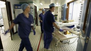 استهداف حواسيب المستشفيات يلغي مئات العمليات الجراحية في بريطانيا