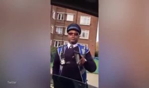بالفيديو .. شرطي مرور بريطاني يهاجم سائقاً هدد بفضحه على ” يوتيوب “