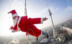 ” بابا نويل ” يهبط من ناطحة سحاب ضمن احتفالات عيد الميلاد في ألمانيا