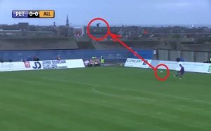 بالفيديو .. حارس مرمى إسكتلندي يصطاد طائر خلال مباراة كرة قدم !