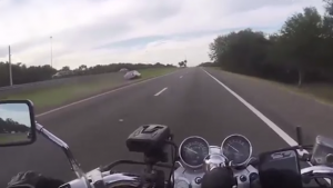 بالفيديو .. سكتة دماغية تضرب سائقاً أمريكياً على طريق سريع