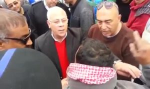 يحدث في مصر .. مواطن يشتكي غلاء السكر لمحافظ بورسعيد و الأخير يطالب بالقبض عليه لأنه إخواني ! ( فيديو )