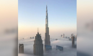 بالفيديو .. لقطات رائعة لولي عهد دبي من فوق الضباب