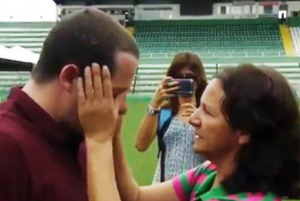والدة حارس تشابيكوينسي تبكي الملايين عند نيل نجلها جائزة أفضل لاعب ( فيديو )