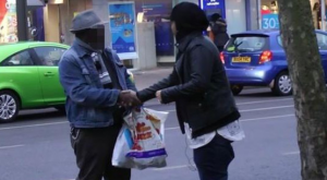 بالفيديو .. اختبار لأمانة الناس في شوارع لندن