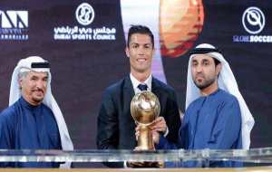 رونالدو ينال جائزة ” غلوب سوكر ” لأفضل لاعب في العالم